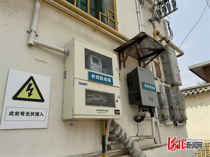5月18日，保定市徐水区太和庄村，一户光伏发电用户外墙安装的智能电表等装置。河北日报记者 常方圆摄