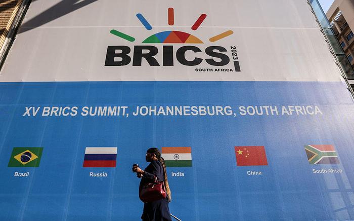 当地时间2023年8月20日，南非约翰内斯堡桑顿会议中心外的2023年金砖峰会海报。（视觉中国）