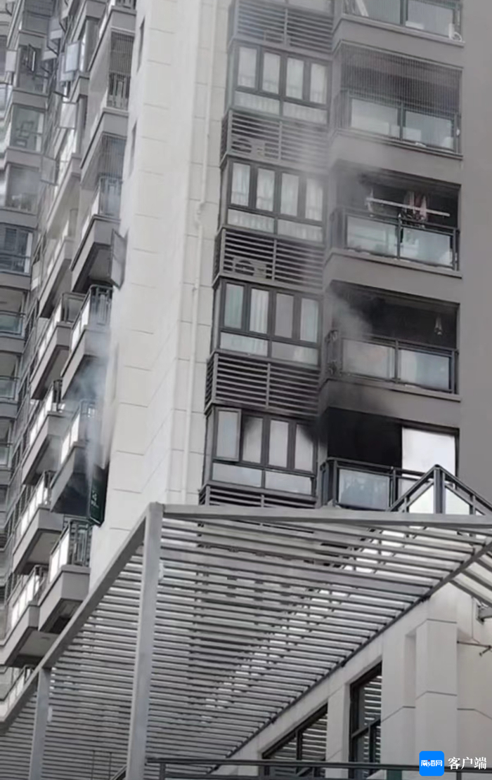 海口坡博家园一住户家中着火，楼道内消防栓滴水不出。视频截图