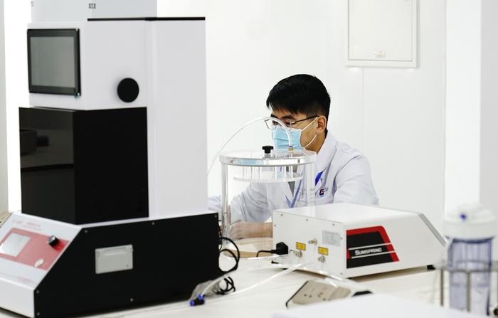 河南郑州某生物研究院科研人员正在进行科学实验