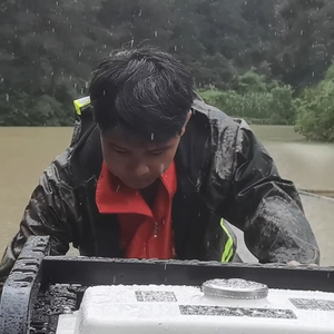 “暴雨中的坚守：面孔与故事” 暴雨 黄山市 媒体 舟艇 红色预警 门牙 遇险 地质灾害 姜刚 武警 sina.cn 第2张