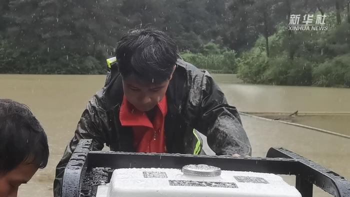 “新华全媒+暴雨中的面孔：感人瞬间” 暴雨 黄山市 媒体 舟艇 红色预警 门牙 遇险 地质灾害 姜刚 武警 sina.cn 第4张