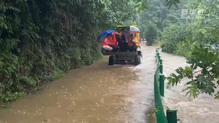 “新华全媒+暴雨中的面孔：感人瞬间” 暴雨 黄山市 媒体 舟艇 红色预警 门牙 遇险 地质灾害 姜刚 武警 sina.cn 第7张