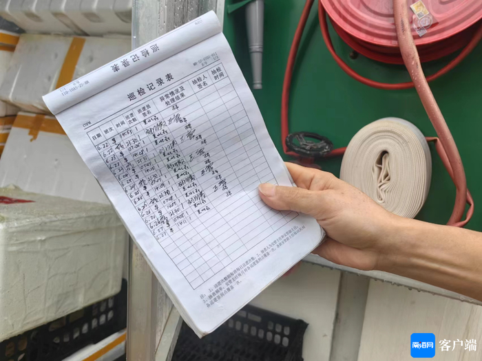 小区物业作出的消防设施巡查记录皆为“正常”。记者 李波 摄