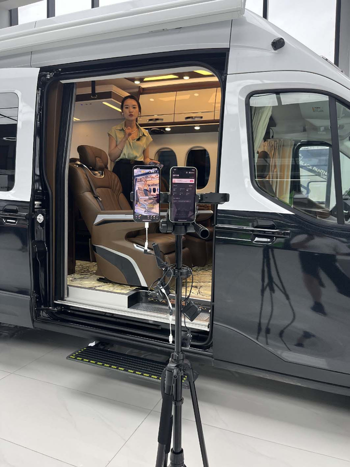 卫航汽车直播场景。