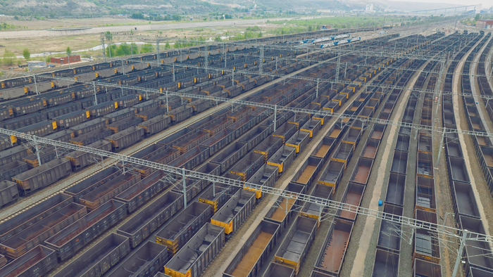 朱盖塔站区整装待发的万吨列车 李尚昆摄