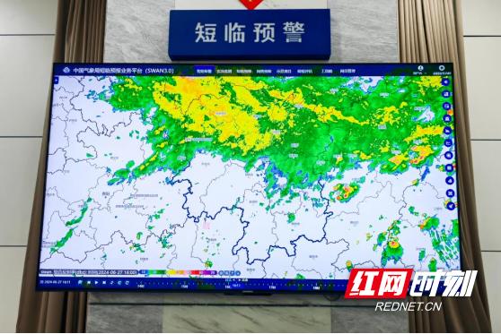 ▲6月27日下午，记者在现场看到，湖南省气象台采用中国气象局短临预报业务平台（swan3.0）实时更新雷达数据。