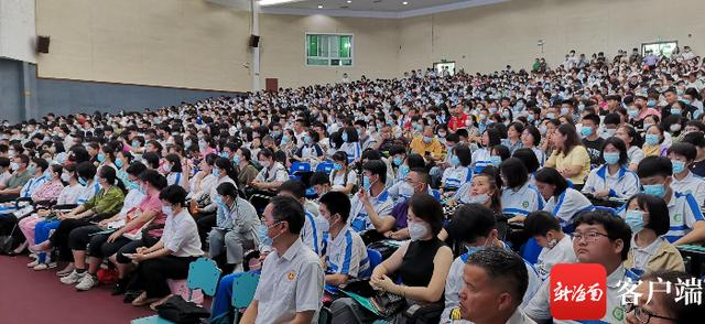 资料图：2023年参加校园开放日活动的学生和家长。