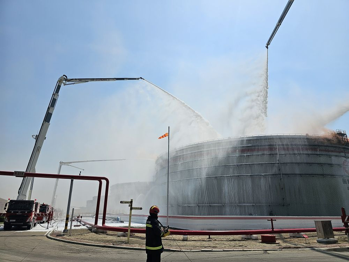 多台举高喷射消防车将大量的泡沫混合液直射火源。新华社记者 孙晓宇 摄