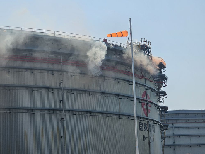 演练模拟雷暴天气下10#储油罐西南侧二次密封因雷击“起火”。新华社记者 孙晓宇 摄