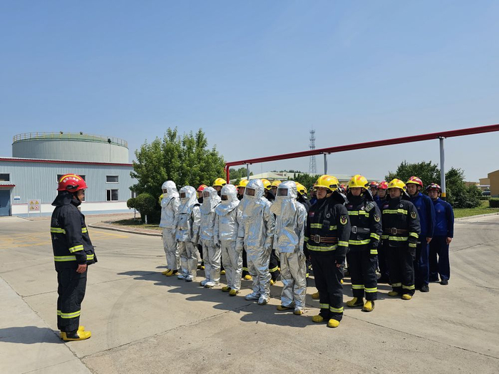 演练结束，消防人员集结组队。新华社记者 孙晓宇 摄