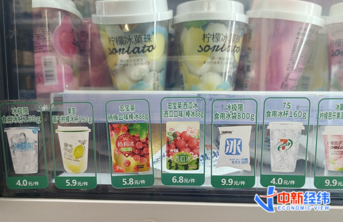 北京某便利店售卖的冰杯 中新经纬摄