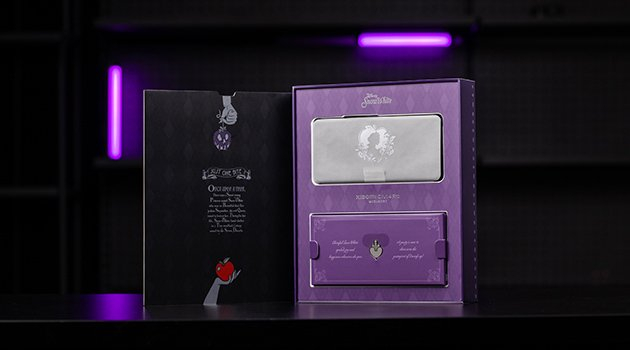 限定礼盒采用神秘的紫色作为基调，正面标志性的魔镜中有公主的剪影，而背部的皇冠暗指毒辣皇后。