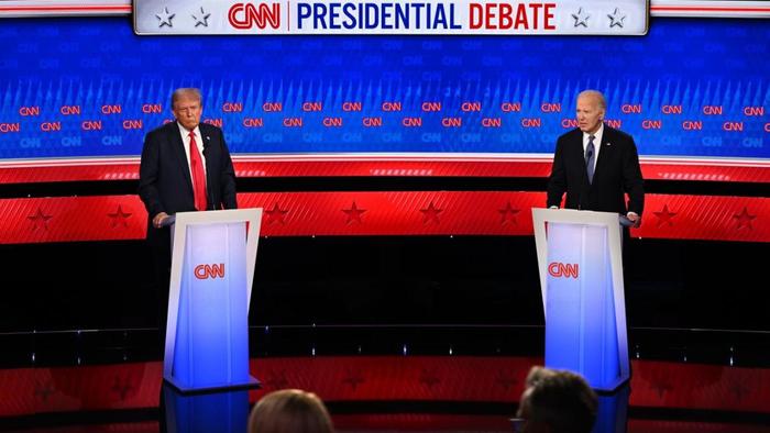 当地时间6月27日，拜登（右）和特朗普在亚特兰大参加美国2024年总统选举首场候选人电视辩论 图源：美媒