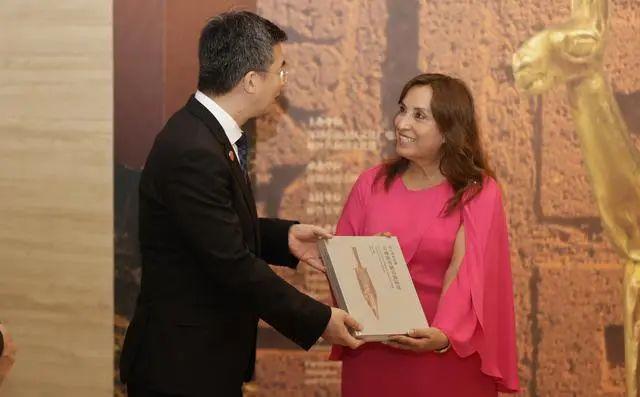 ·博鲁阿尔特接受深圳南山博物馆赠送的书籍。