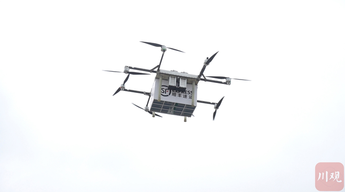 无人机升空，飞向科玛小镇。杨柳 摄