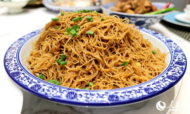 清炒湖头米粉。人民网 李昌乾摄