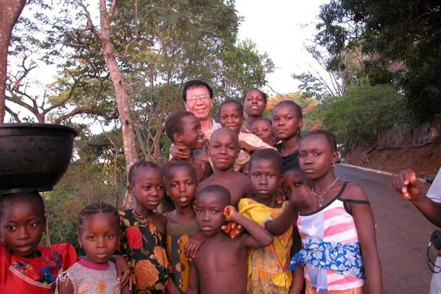 赵彦明和非洲孩子们在一起。 （图片由作者提供）