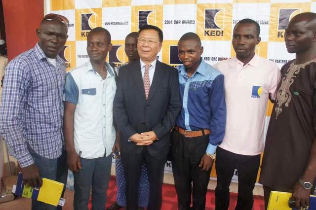 赵彦明（中）在非洲。 （图片由作者提供）