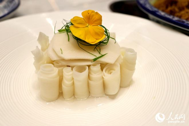 轻腌绿笋与茭白。人民网 李昌乾摄