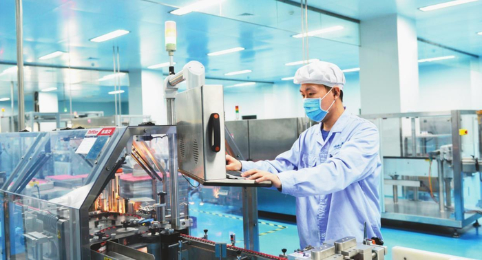         锦州奥鸿药业公司与省内高校建立联合培养机制，为医药人才提供提升经验、施展才华的平台。锦州市委宣传部供图