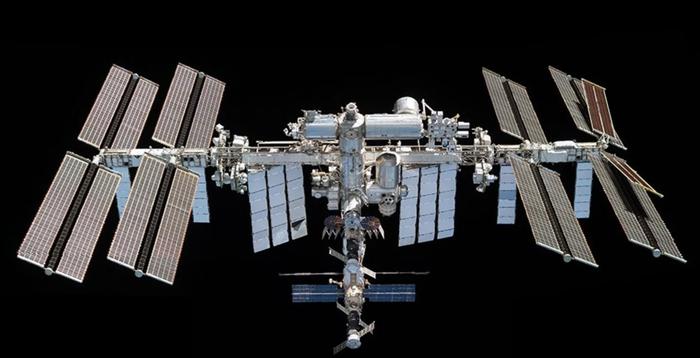 ▲国际空间站长110米,拖宽88米,总质量达400余吨