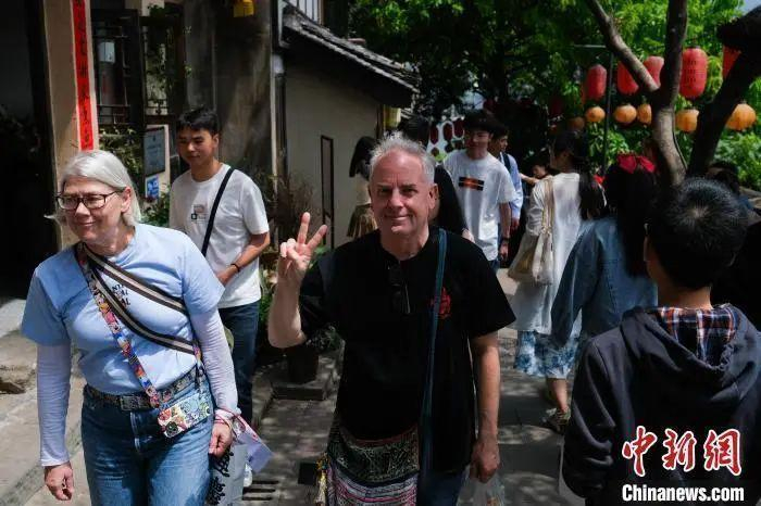 资料图：外国游客在重庆山城巷游览。何蓬磊 摄