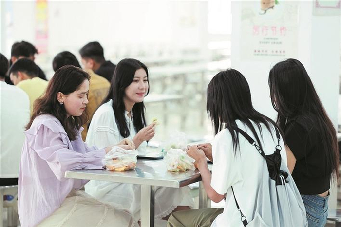     塔里木职业技术学院学生在食堂内用餐（资料图片）。塔里木职业技术学院  提供