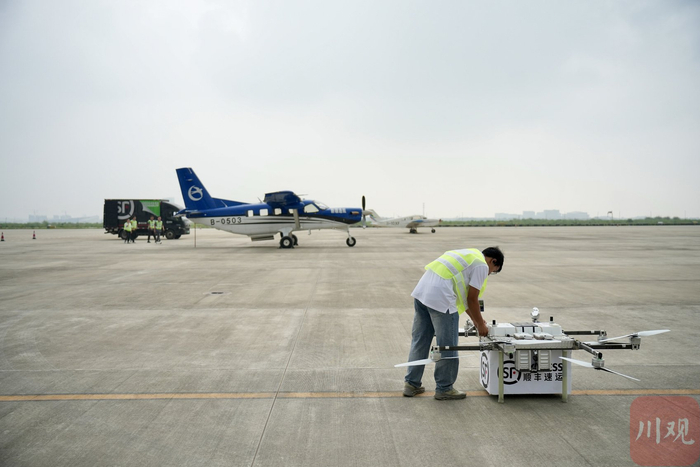 通航飞机无缝衔接无人机。杨柳 摄