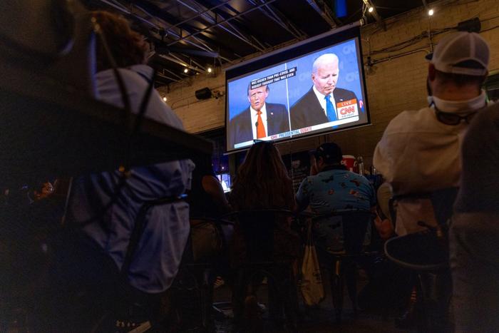当地时间6月27日，民众在华盛顿特区观看美国2024年总统选举首场候选人电视辩论 图源：美媒