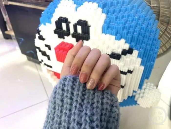 网友展示自己在海底捞做的美甲。 网络图