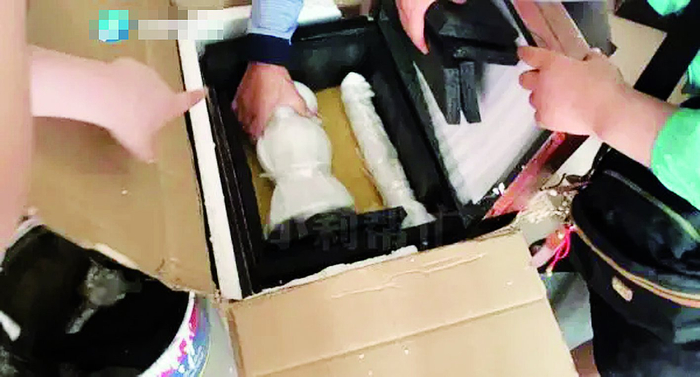     老人在网上购买的未拆封的“古董”