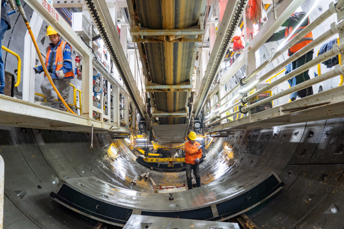 8号线施工现场，工人正在进行管片拼装作业。