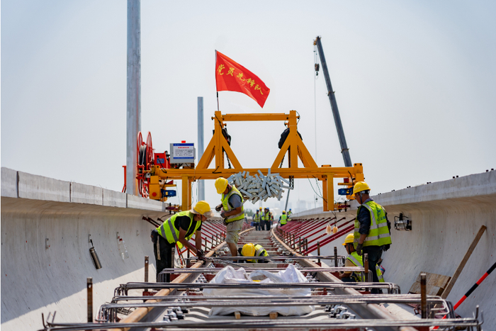 在济南轨道交通8号线，党员先锋队正大干快上忙建设。  