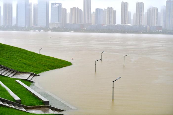 ▲6月26日，长沙北辰三角洲沿岸观光平台被江水淹没。（图源：新华社）