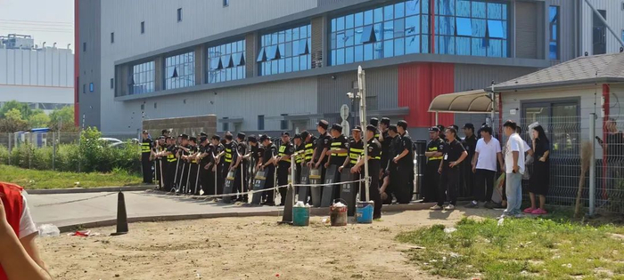 6月27日，得物廊坊仓库门前还有保安人员阻止云仓员工进入 受访者供图