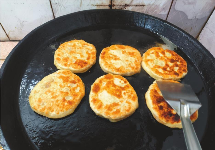         市级非遗代表性项目“文秋馅饼”烙饼时只翻三下，保证馅饼鲜嫩。    本报记者  刘臣君  摄