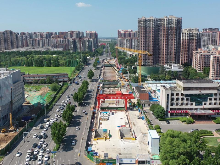 济南轨道交通6号线王舍人站（工程名）正在施工。