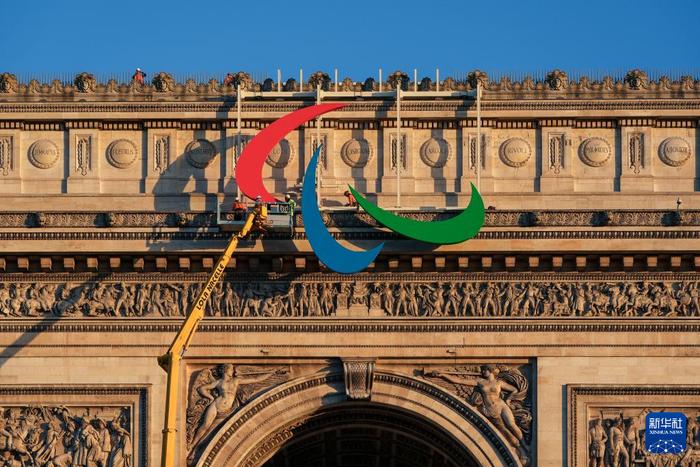   6月28日，施工人员在法国巴黎凯旋门悬挂残奥会标志。新华社记者 许畅 摄