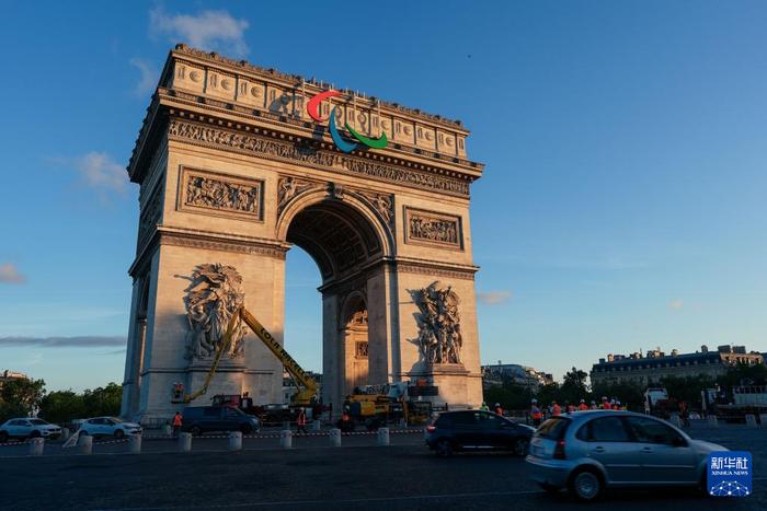   这是6月28日在法国巴黎拍摄的悬挂有残奥会标志的凯旋门。新华社记者 许畅 摄