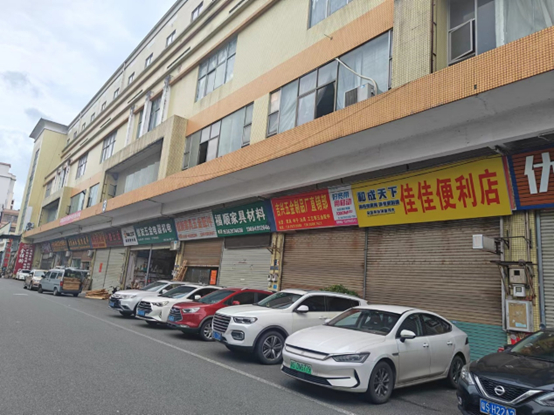 （大岭山大诚家具五金批发市场 来源：财联社记者摄）