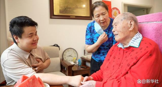 ↑2024年6月21日，记者在江苏省南京市采访老红军闵敬德（右一）。新华社发（王程摄）