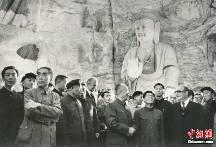 1973年9月15日，周恩来总理陪同时任法国总统乔治·蓬皮杜视察云冈石窟。云冈研究院 供图