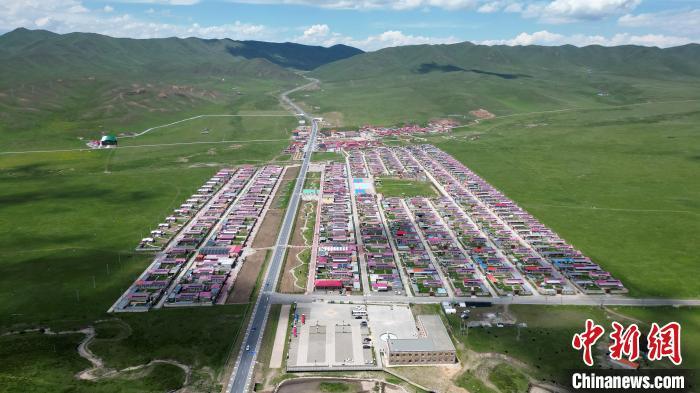 6月26日，图为航拍甘肃省甘南藏族自治州碌曲县尕秀村村貌。九美旦增 摄