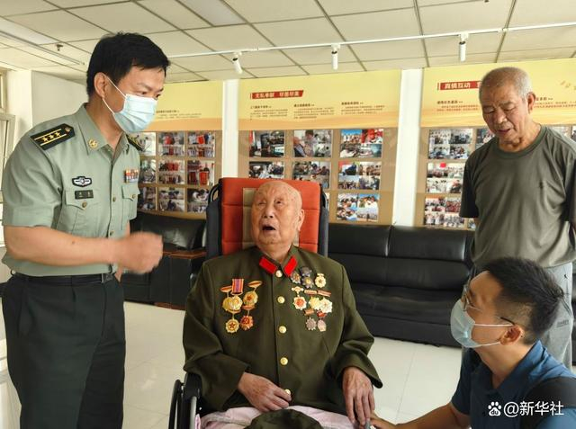 ↑2024年6月23日，老红军马志选（左二）在联勤保障部队第985医院接受记者采访。新华社记者黎云 摄