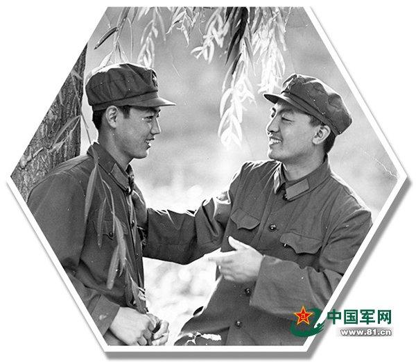  In the 1980s, Lu Zhidong (right) talked with soldiers. Figures provided by the author