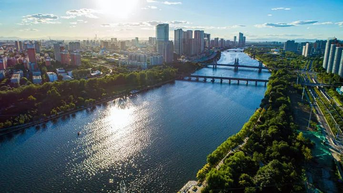 这是在北京市通州区拍摄的横跨大运河的玉带河桥（2022年8月15日摄）。新华社发（刘宇 摄）