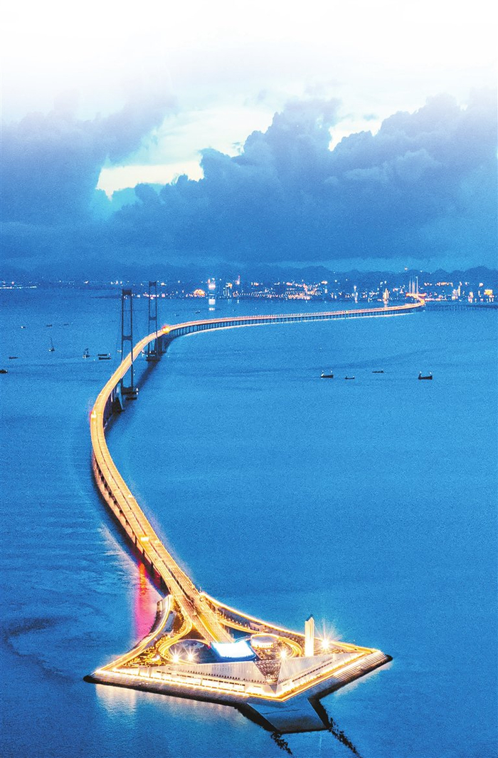 夜幕下的深中通道。     深圳特区报记者 周红声 摄