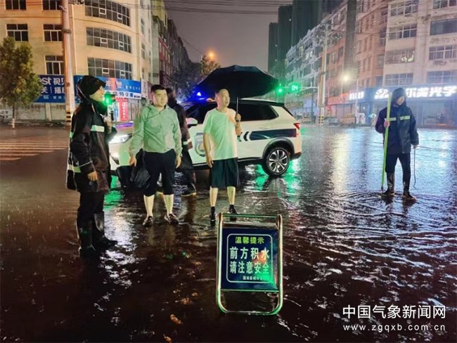 6月28日夜晚，信阳市固始县城市管理局根据气象预报预警信息，安排人员在城区易涝点值守。张本元 摄影