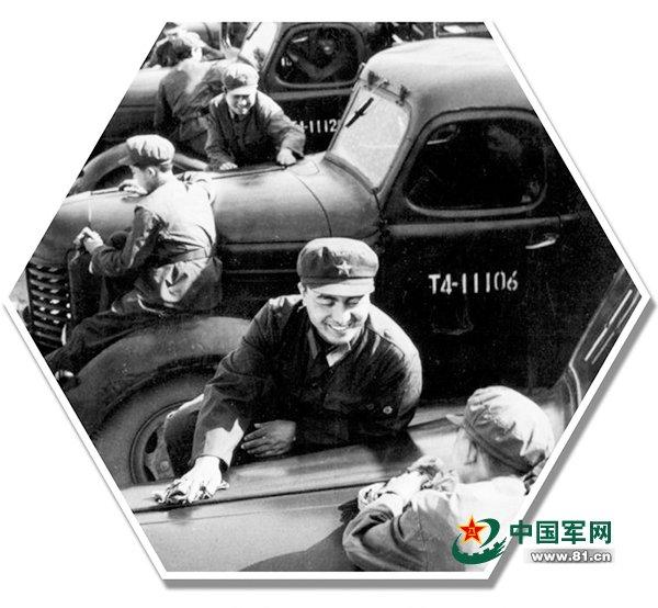  In the 1980s, Lv Zhidong (second from the right) cleaned the car with company officers and soldiers. Figures provided by the author